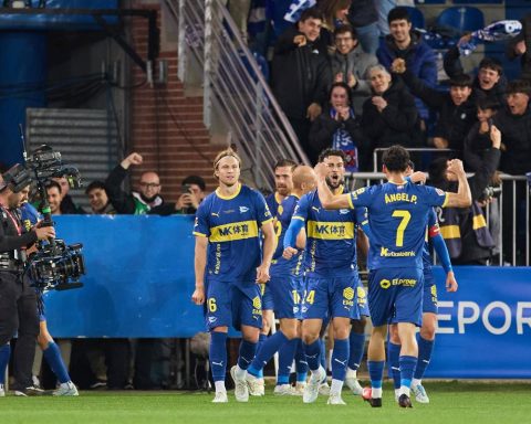 Jugadores del Alavés celebran gol sorpresivo contra el Barcelona en la Liga española