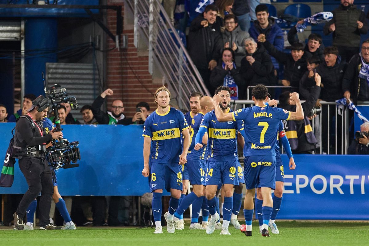 Jugadores del Alavés celebran gol sorpresivo contra el Barcelona en la Liga española