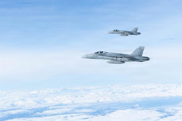 Dos F 18 de EEUU colisionan y se estrellan en pleno.jpg