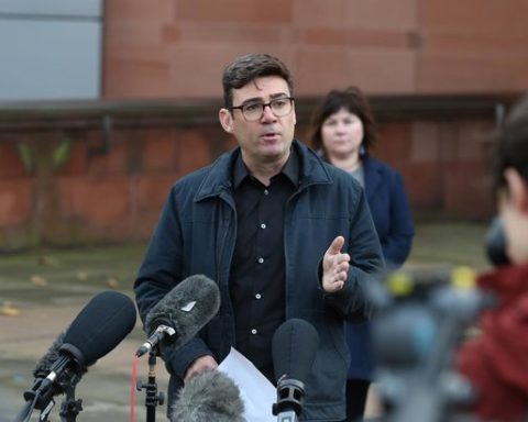 El alcalde del Gran Manchester desafia a Starmer y agita.jpg