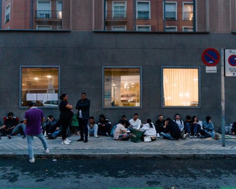 Migrantes venezolanos en España afectados por la suspensión de renovaciones de residencia.