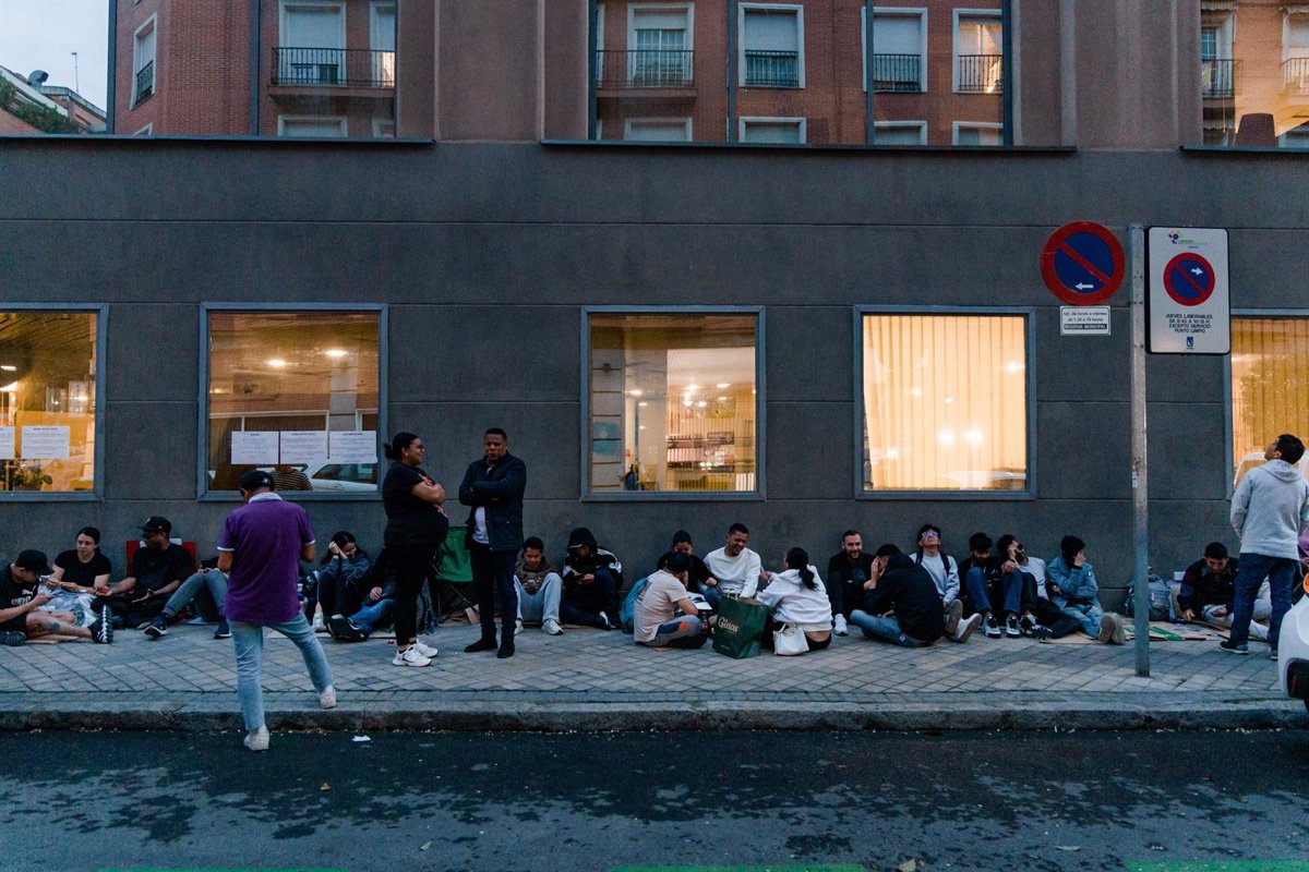 Migrantes venezolanos en España afectados por la suspensión de renovaciones de residencia.