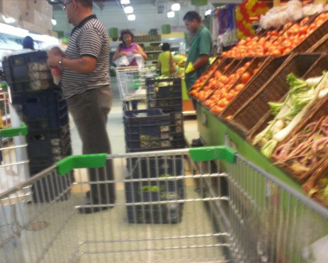 La inflación en Argentina experimenta una desaceleración, pero los desafíos económicos persisten. La meta de alcanzar el 2% aún está fuera de alcance, generando incertidumbre.