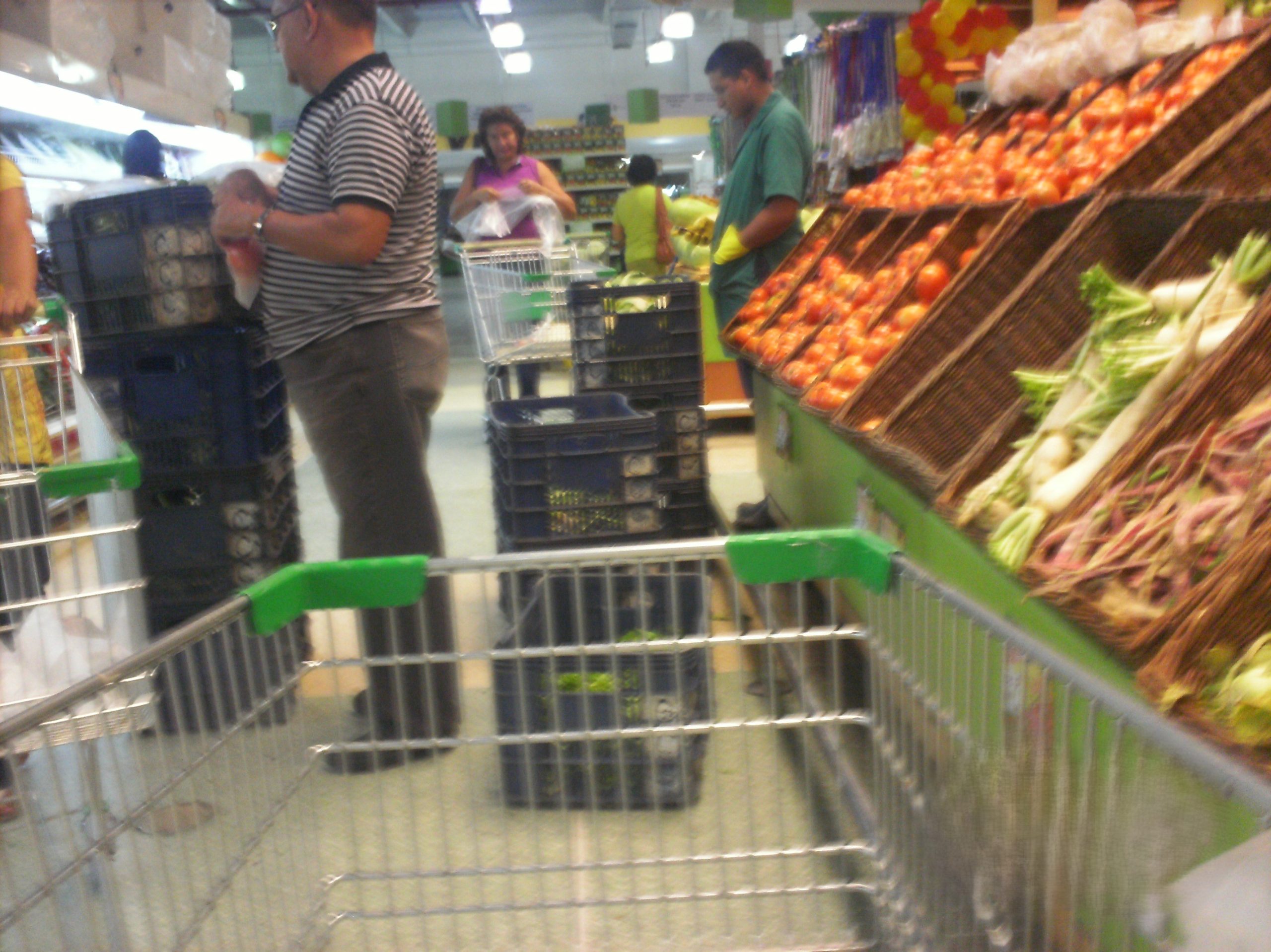 La inflación en Argentina experimenta una desaceleración, pero los desafíos económicos persisten. La meta de alcanzar el 2% aún está fuera de alcance, generando incertidumbre.