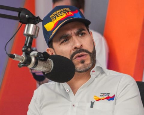 Abelardo de la Espriella en un evento electoral rodeado de seguridad