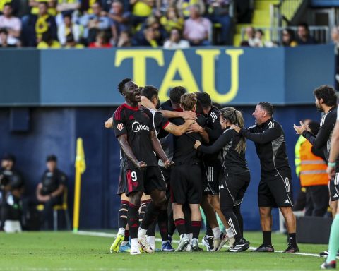 Jugadores del Sevilla celebrando una victoria en el campo, alejándose del descenso