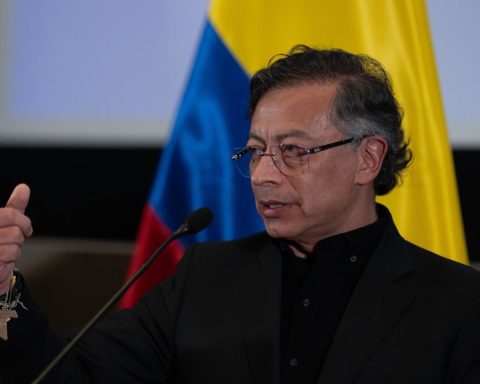 Guerrilleros colombianos llegando a zonas de ubicación bajo el plan de paz de Petro
