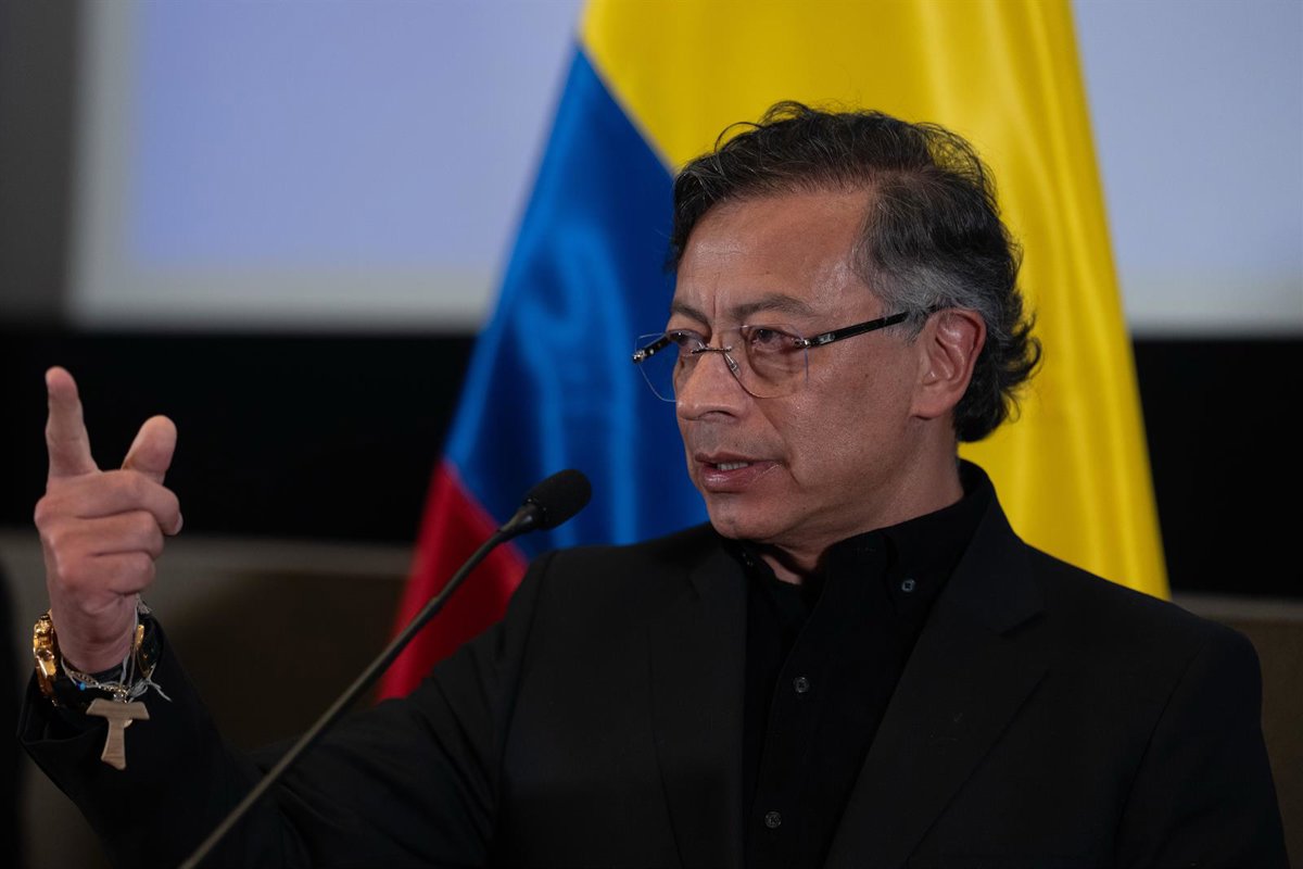 Guerrilleros colombianos llegando a zonas de ubicación bajo el plan de paz de Petro