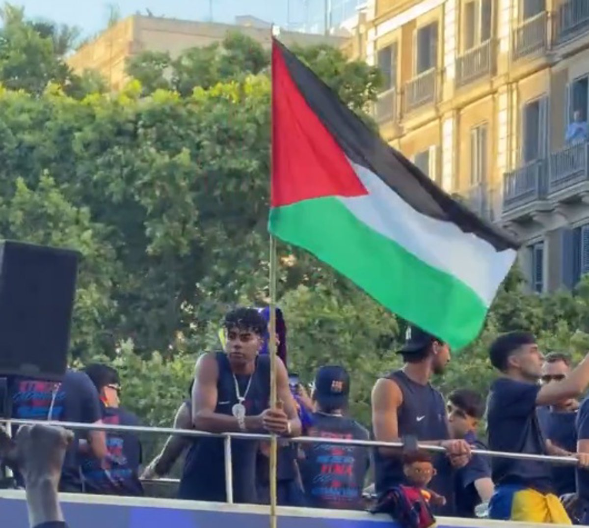 Lamine Yamal con la bandera palestina durante el partido, tensión política internacional