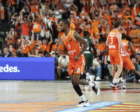 Jugadores de Valencia Basket celebrando su pase a la Final Four de la Euroliga