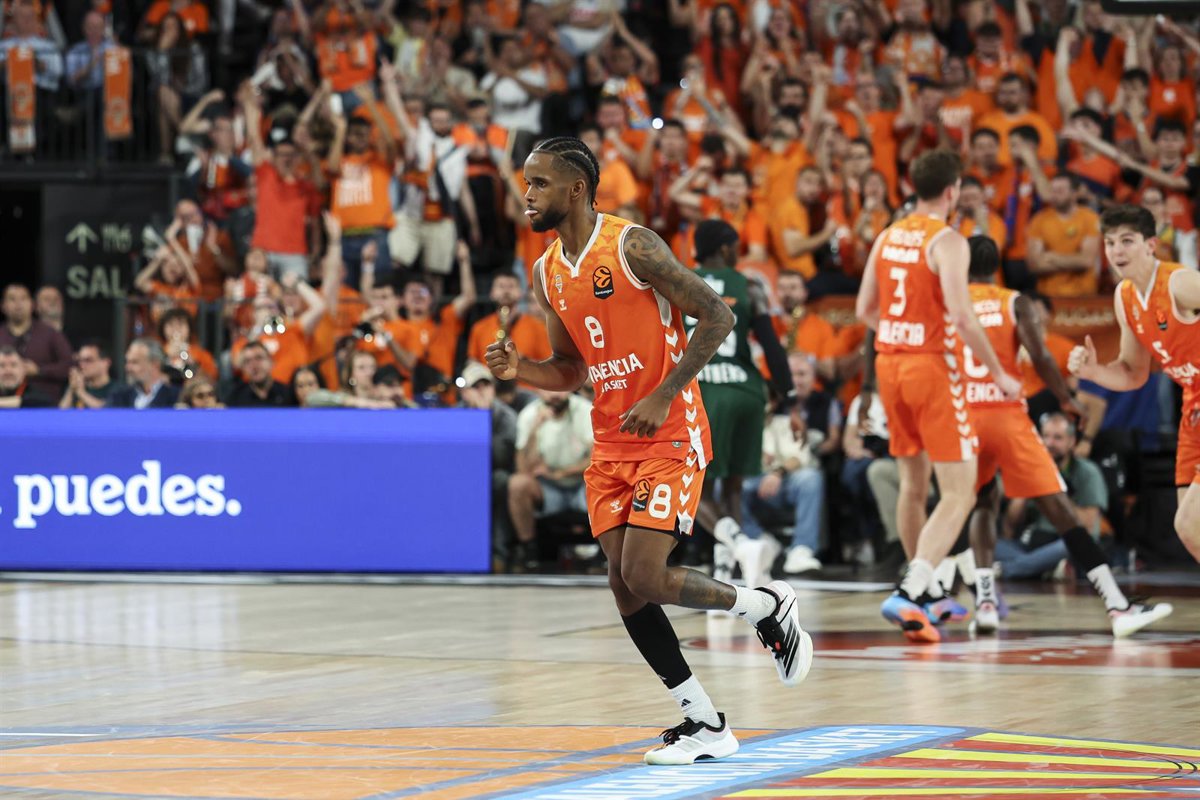 Jugadores de Valencia Basket celebrando su pase a la Final Four de la Euroliga